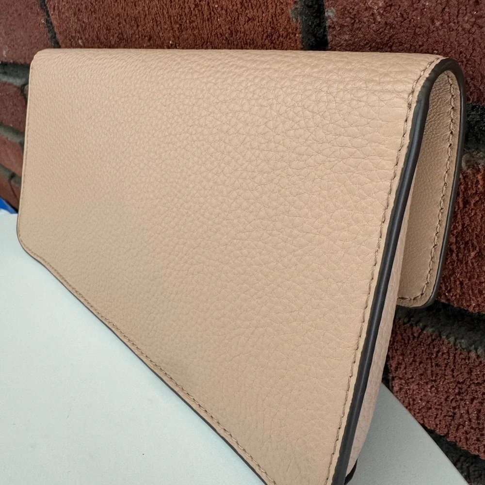Tory Burch Cream Pebble Leather Kira Clutch with Gold Logo - Picture 9 of 10